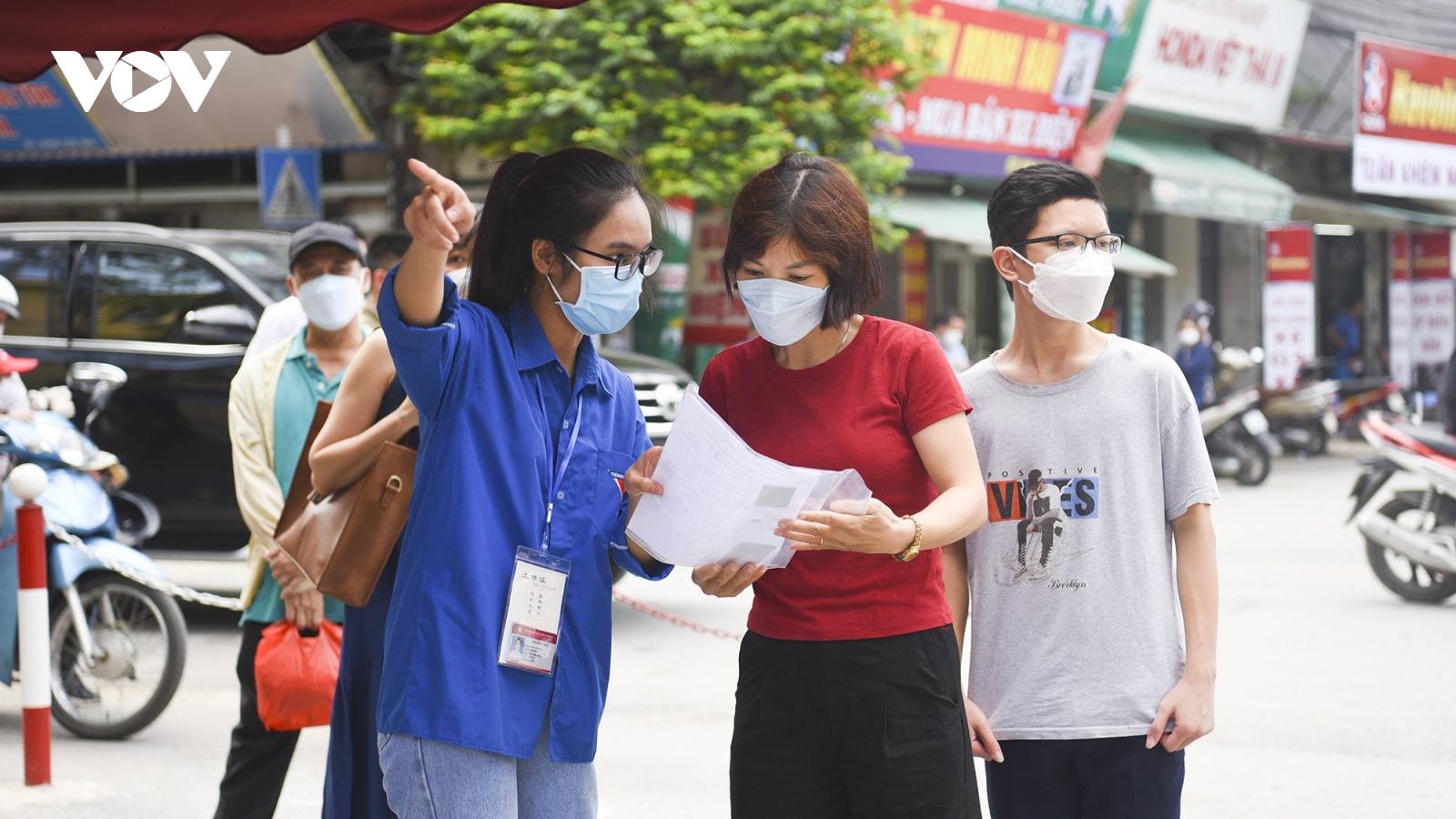 Sĩ tử Hà Nội đội nắng làm thủ tục thi vào lớp 10 công lập