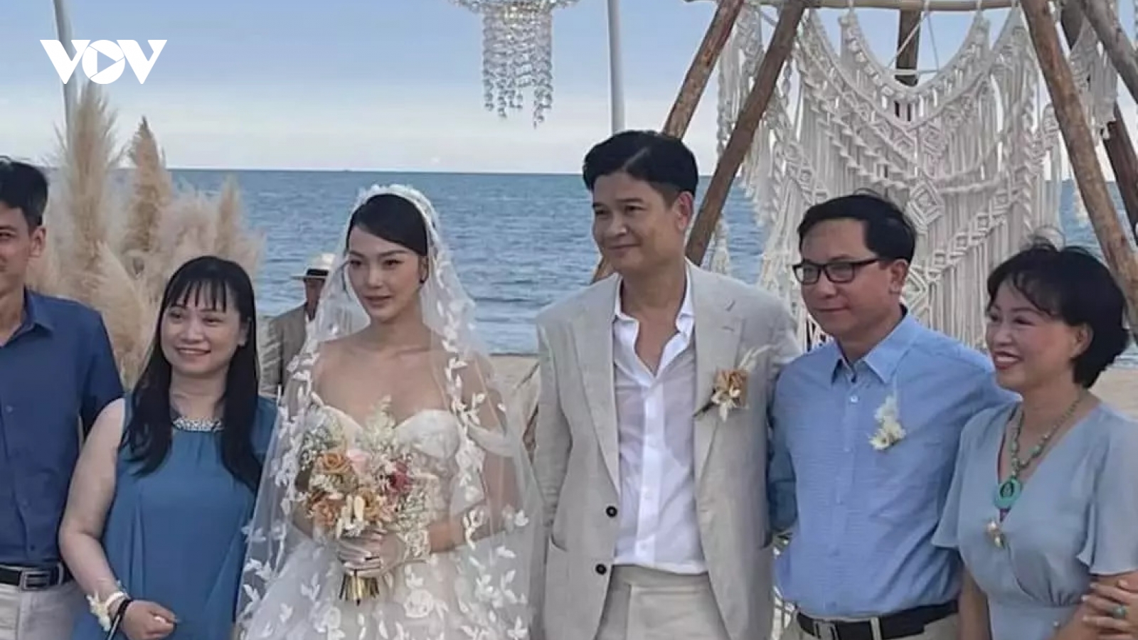 Chuyện showbiz: Lộ ảnh cận mặt chồng ca sĩ Minh Hằng trong đám cưới