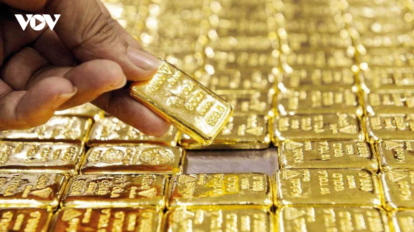 Giá vàng SJC tăng nhanh, vàng thế giới giảm mạnh
