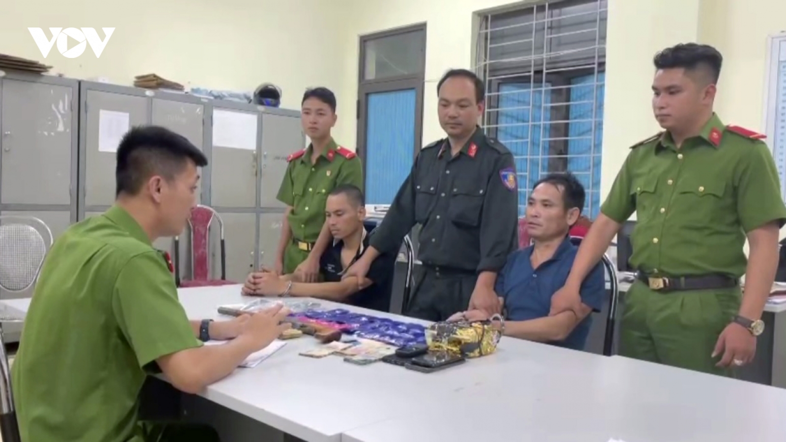 2 đối tượng vận chuyển ma tuý mang theo súng, lao xe vào công an