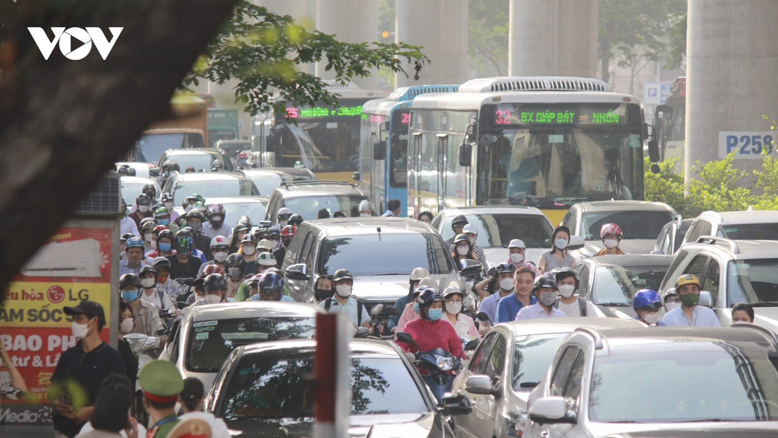 Ùn tắc giao thông do phụ huynh dừng đỗ xe đưa con thi vào lớp 10 chuyên