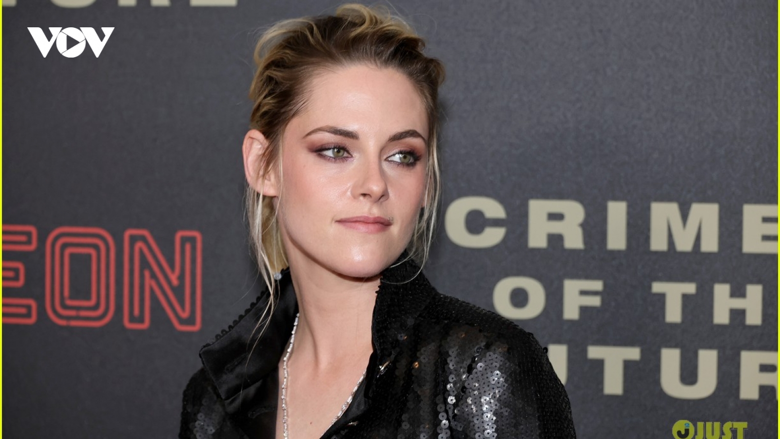 Kristen Stewart diện jumpsuit gợi cảm trong buổi ra mắt phim mới