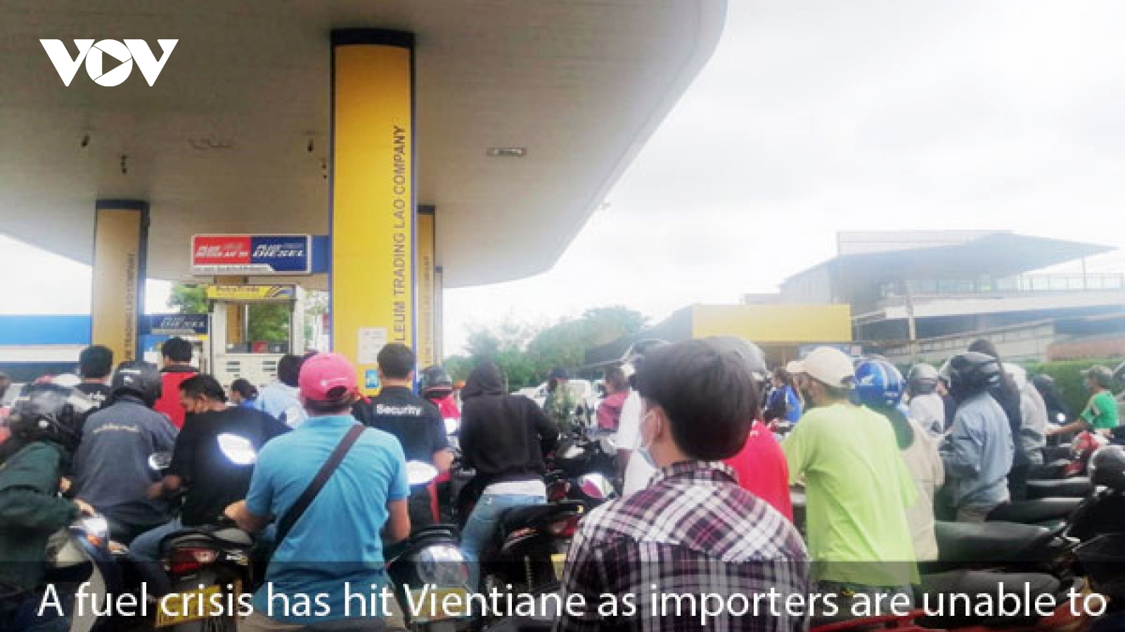 Nhiều trạm xăng dầu ở Lào đóng cửa, dân xếp hàng chờ mua xăng