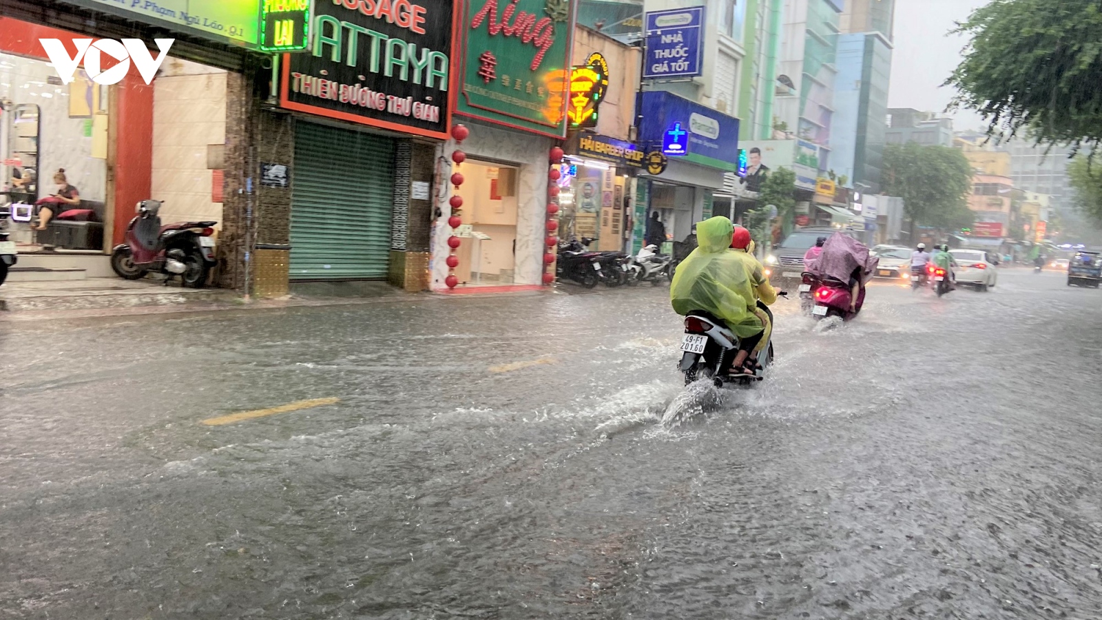 Mưa lớn, nhiều tuyến đường ở trung tâm TP.HCM bị ngập