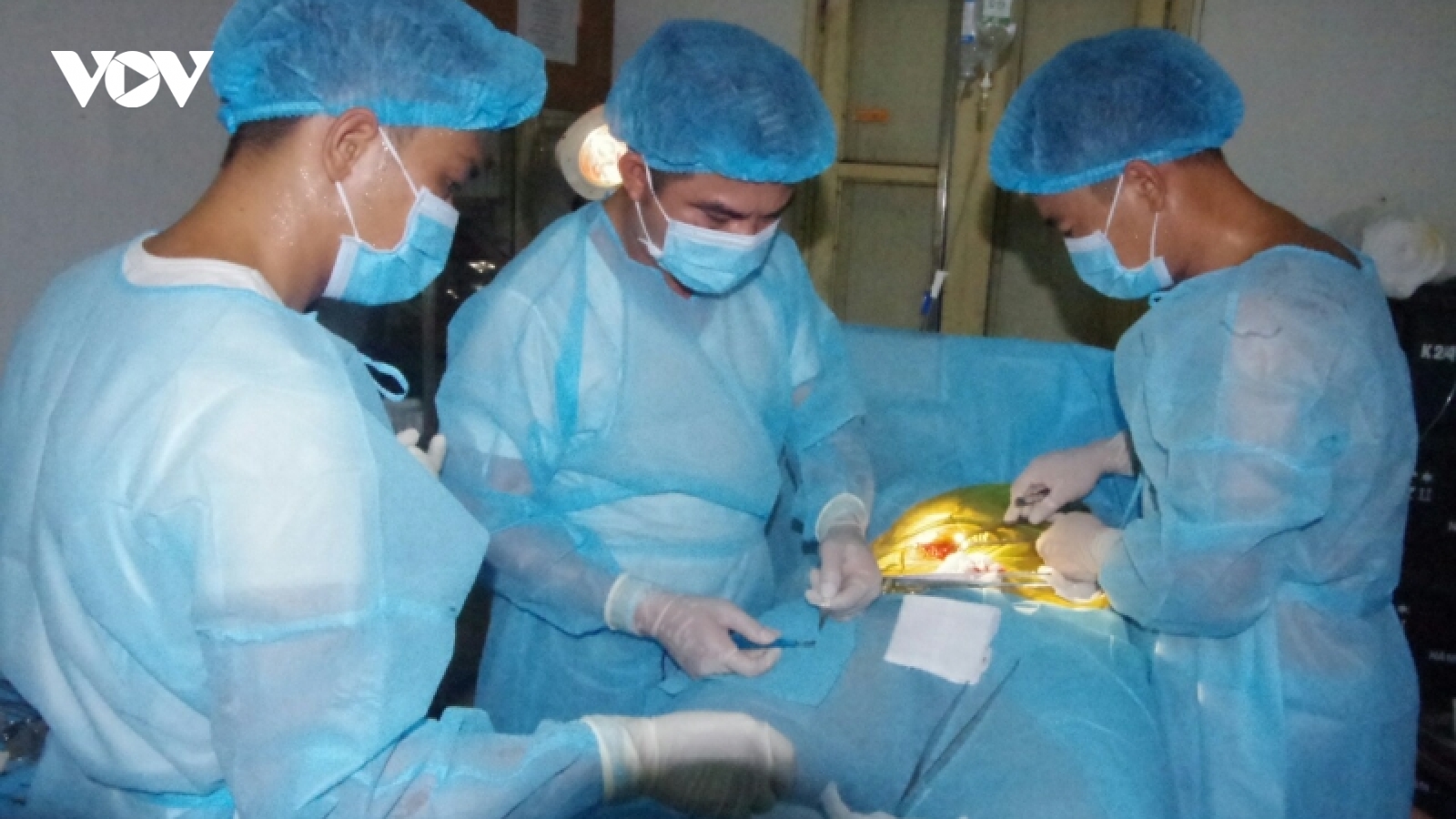 Bệnh xá đảo Phan Vinh cấp cứu ngư dân viêm ruột thừa cấp