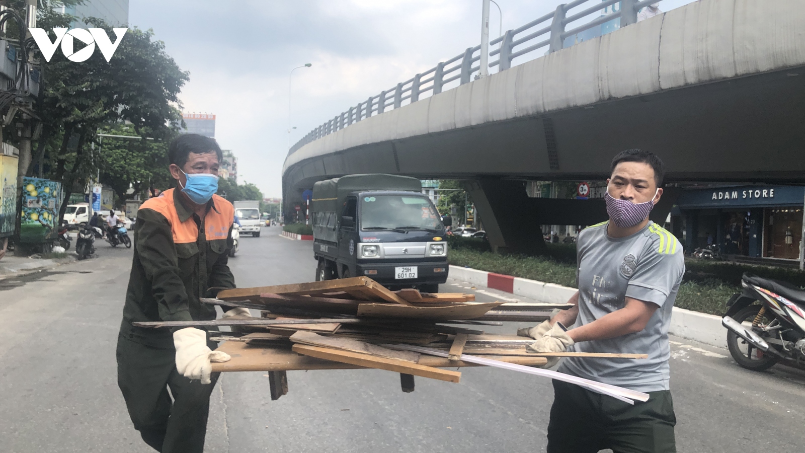 Hà Nội: Nhân viên trạm bảo vệ cầu vượt ngang nhiên đổ trộm phế thải ra đường