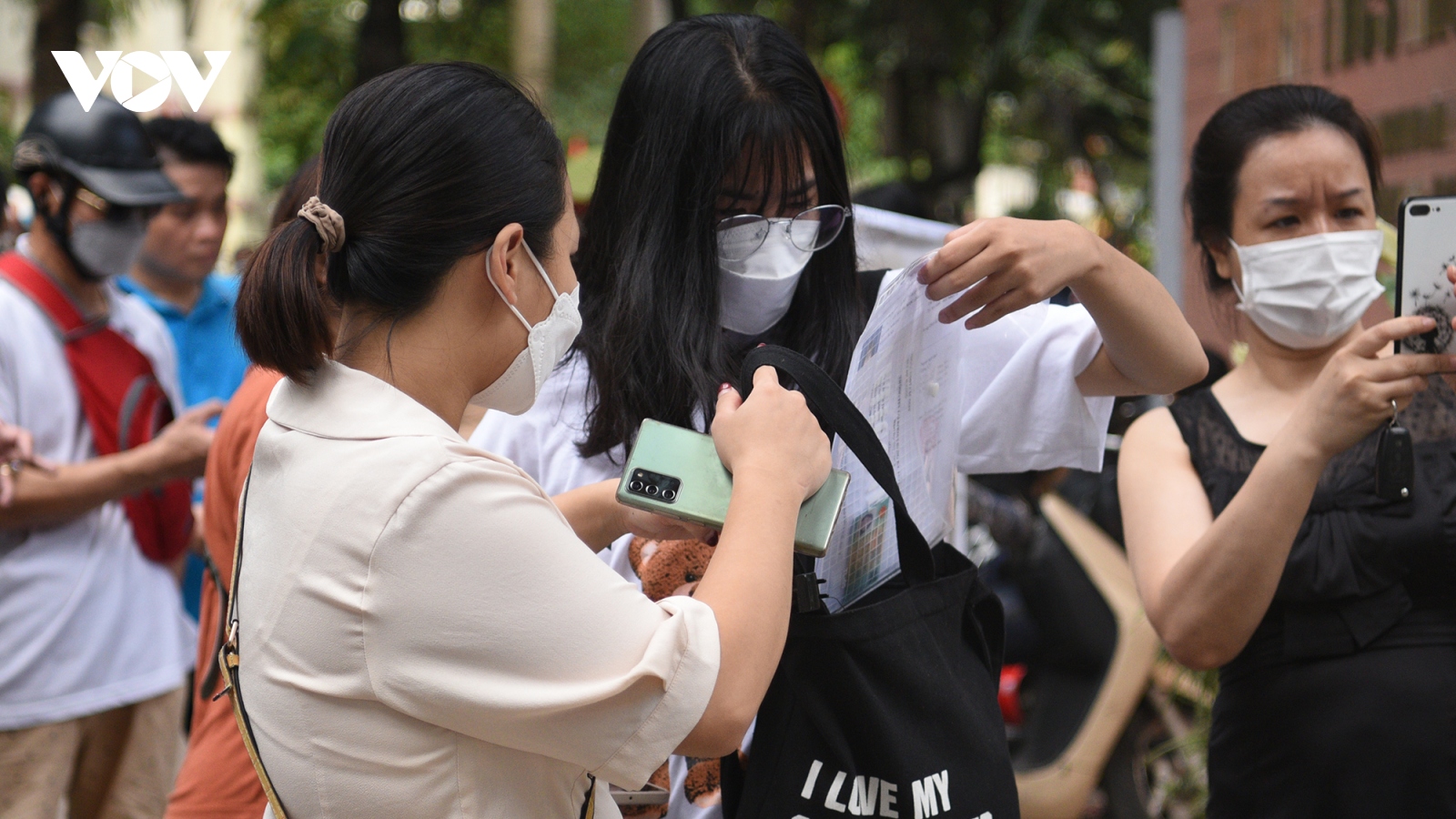 Sáng nay (18/6), thí sinh dự thi lớp 10 tại Hà Nội làm bài thi môn Ngữ văn