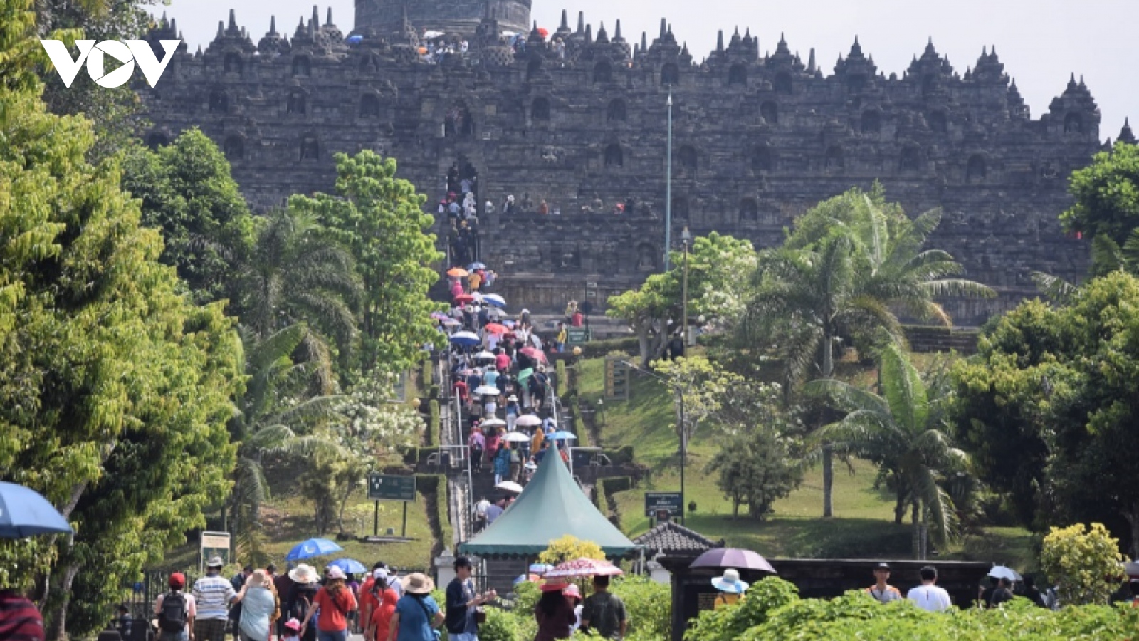 Indonesia giới hạn lượng khách thăm đền Phật giáo lớn nhất thế giới