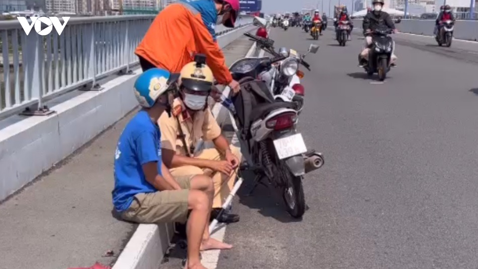 CSGT kịp thời ngăn nam thanh niên định nhảy cầu Sài Gòn tự tử