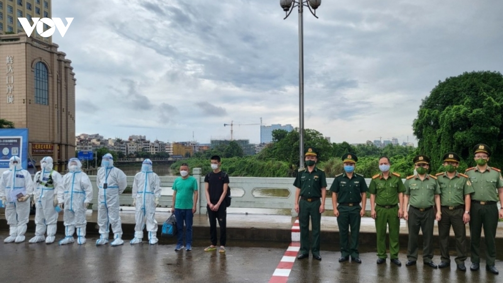 Quảng Ninh trao trả 2 đối tượng bị truy nã cho công an Trung Quốc