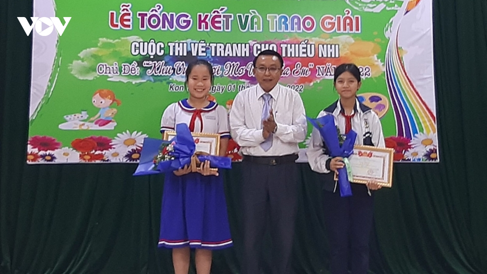 Trao giải cuộc thi vẽ tranh thiếu nhi Khu vui chơi mơ ước của em tại Kon Tum