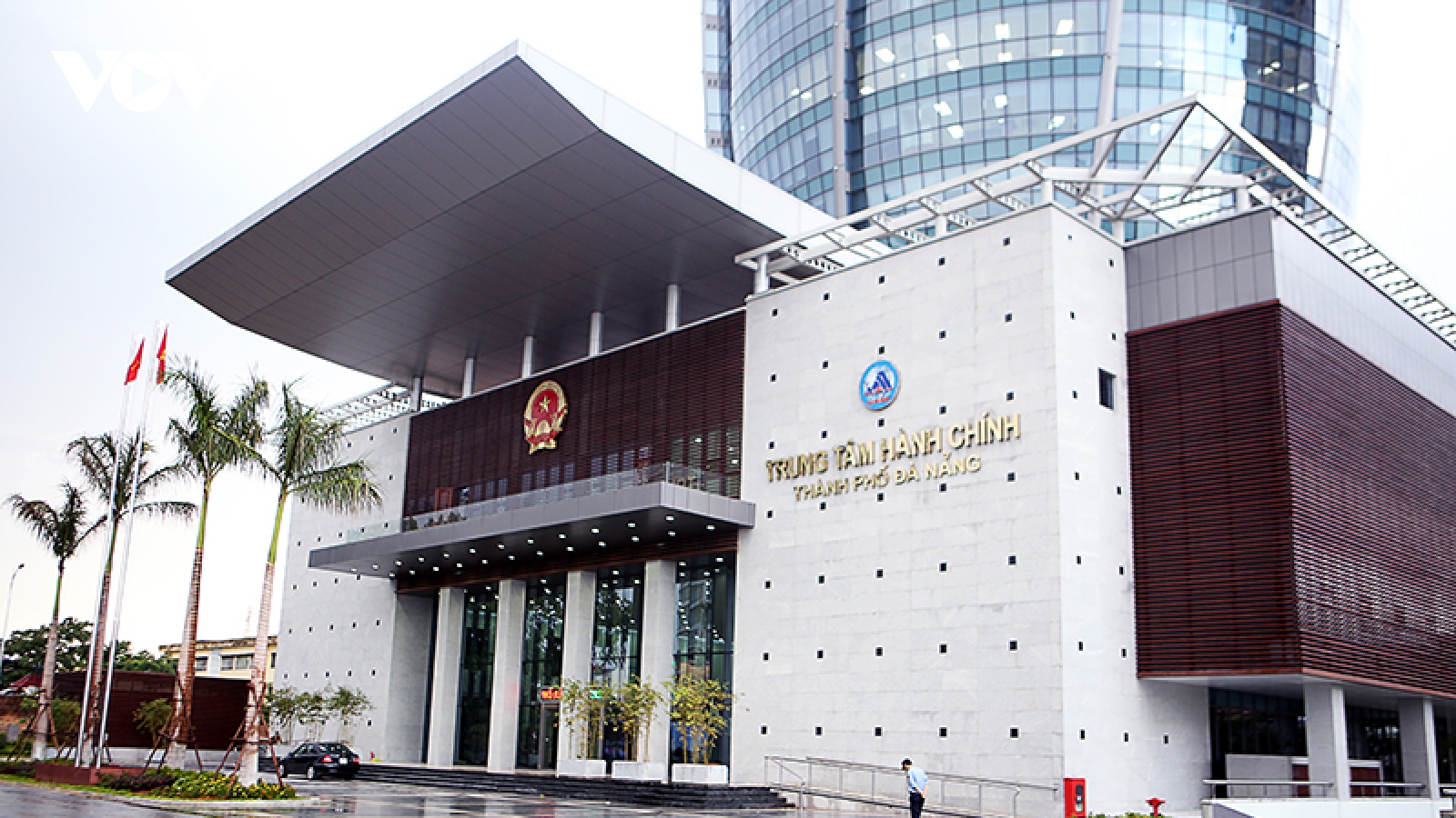 Tòa nhà Trung tâm Hành chính Đà Nẵng nổi bật bên sông Hàn  Báo Dân trí