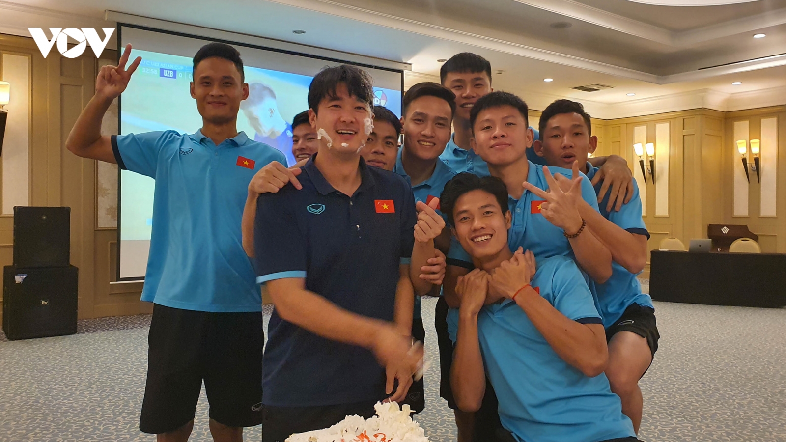 U23 Việt Nam tổ chức sinh nhật cho HLV thể lực Park Sung Gyun trước trận gặp U23 Thái Lan