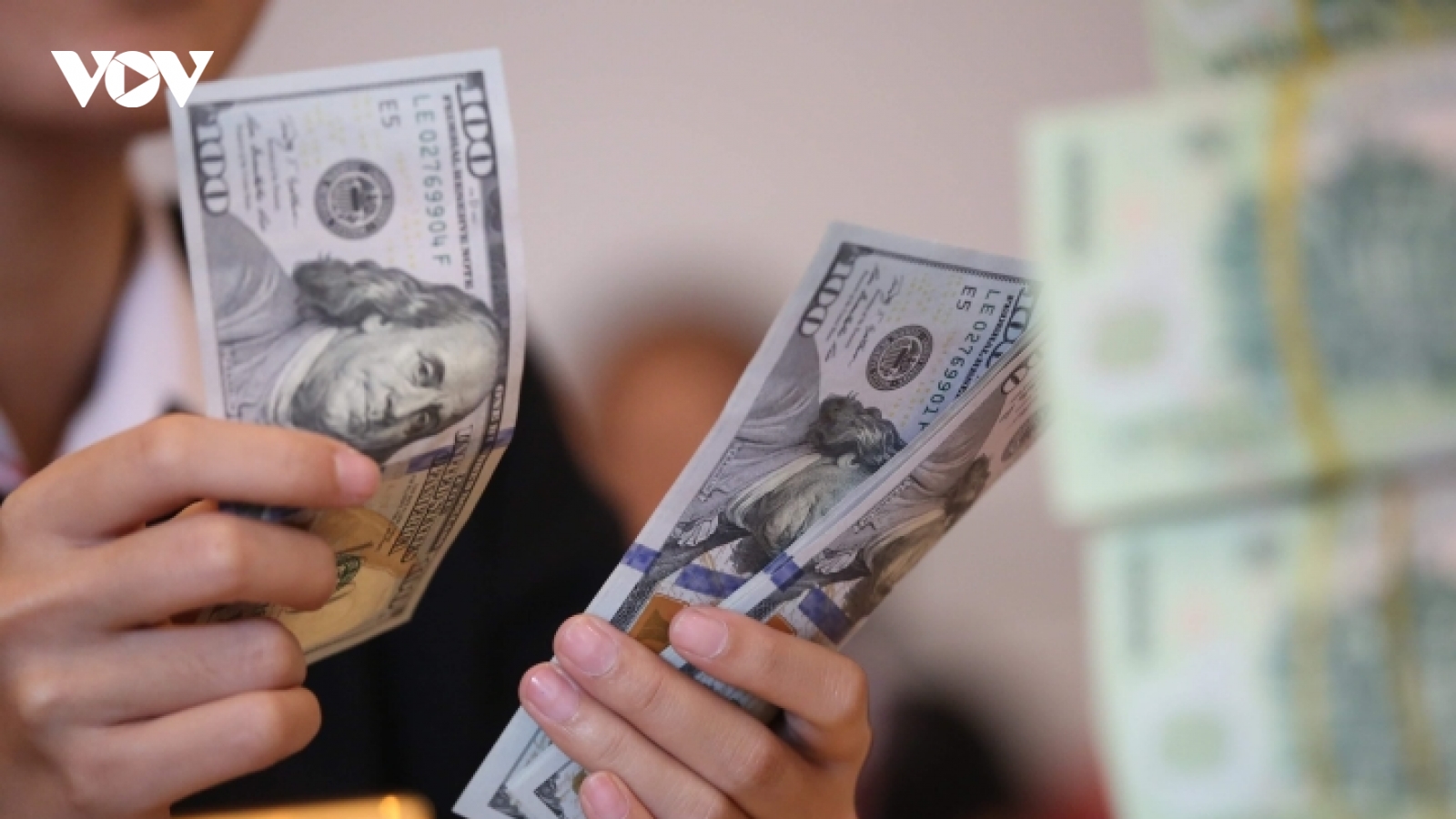 Giá USD tăng vọt, sắp chạm 24.000 đồng/USD ở "chợ đen"