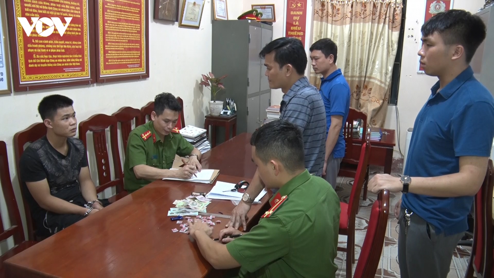 Bắt đối tượng vận chuyển trái phép 170 viên ma túy tổng hợp