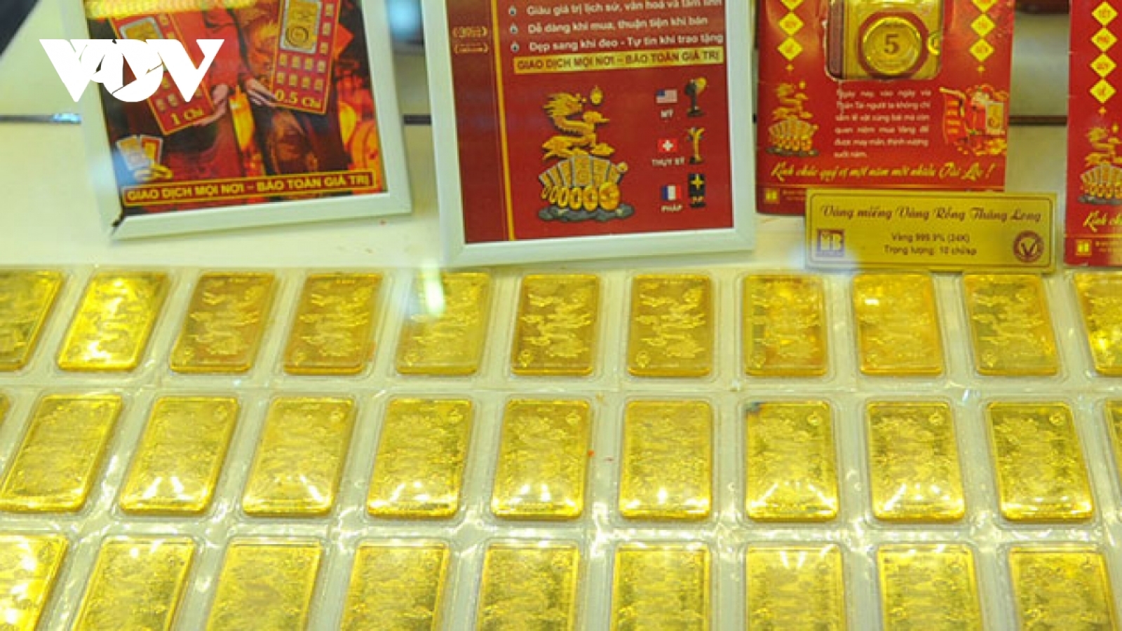 Giá vàng SJC tăng nhẹ trong khi vàng thế giới lao dốc