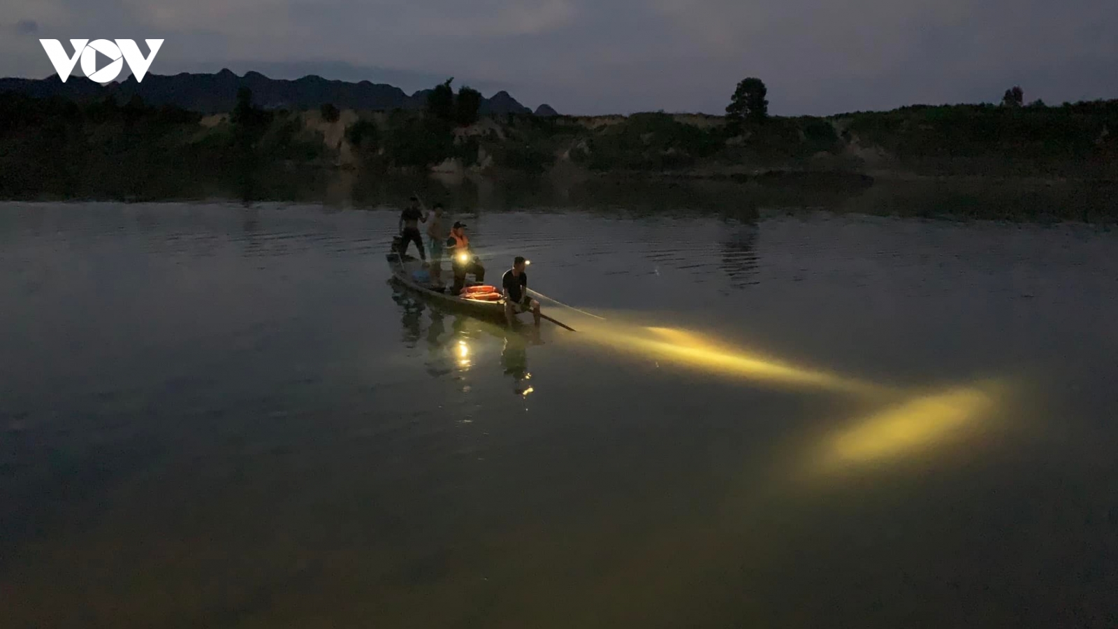 Tìm thấy thi thể 2 bé trai đuối nước trên sông Con