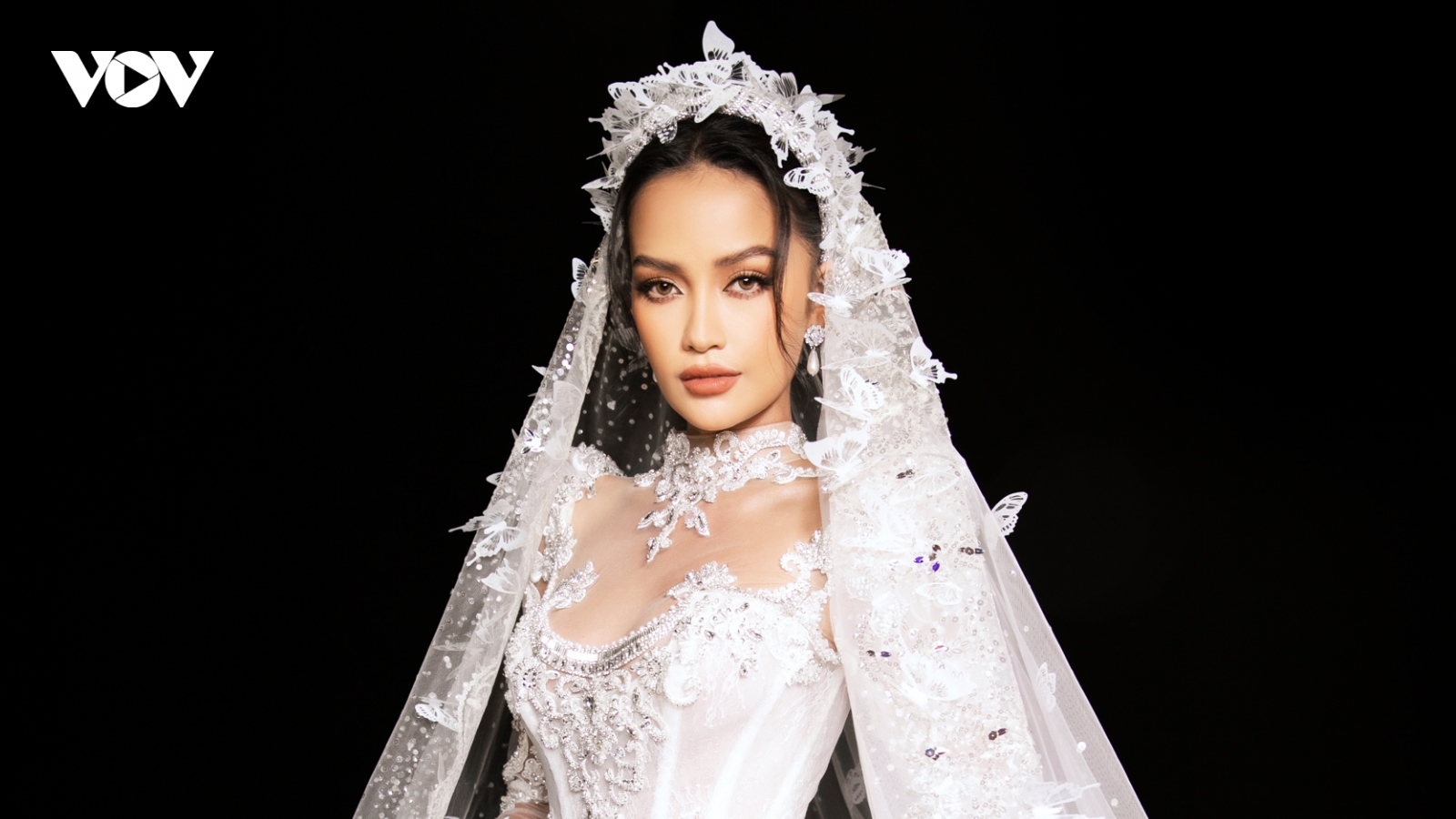 Hoa hậu Ngọc Châu mặc váy cưới nặng 20 kg trên sàn catwalk