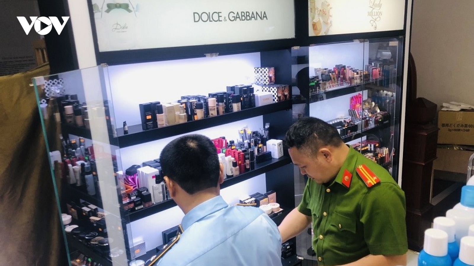 Thu giữ số lượng lớn thực phẩm chức năng và mỹ phẩm không rõ xuất xứ