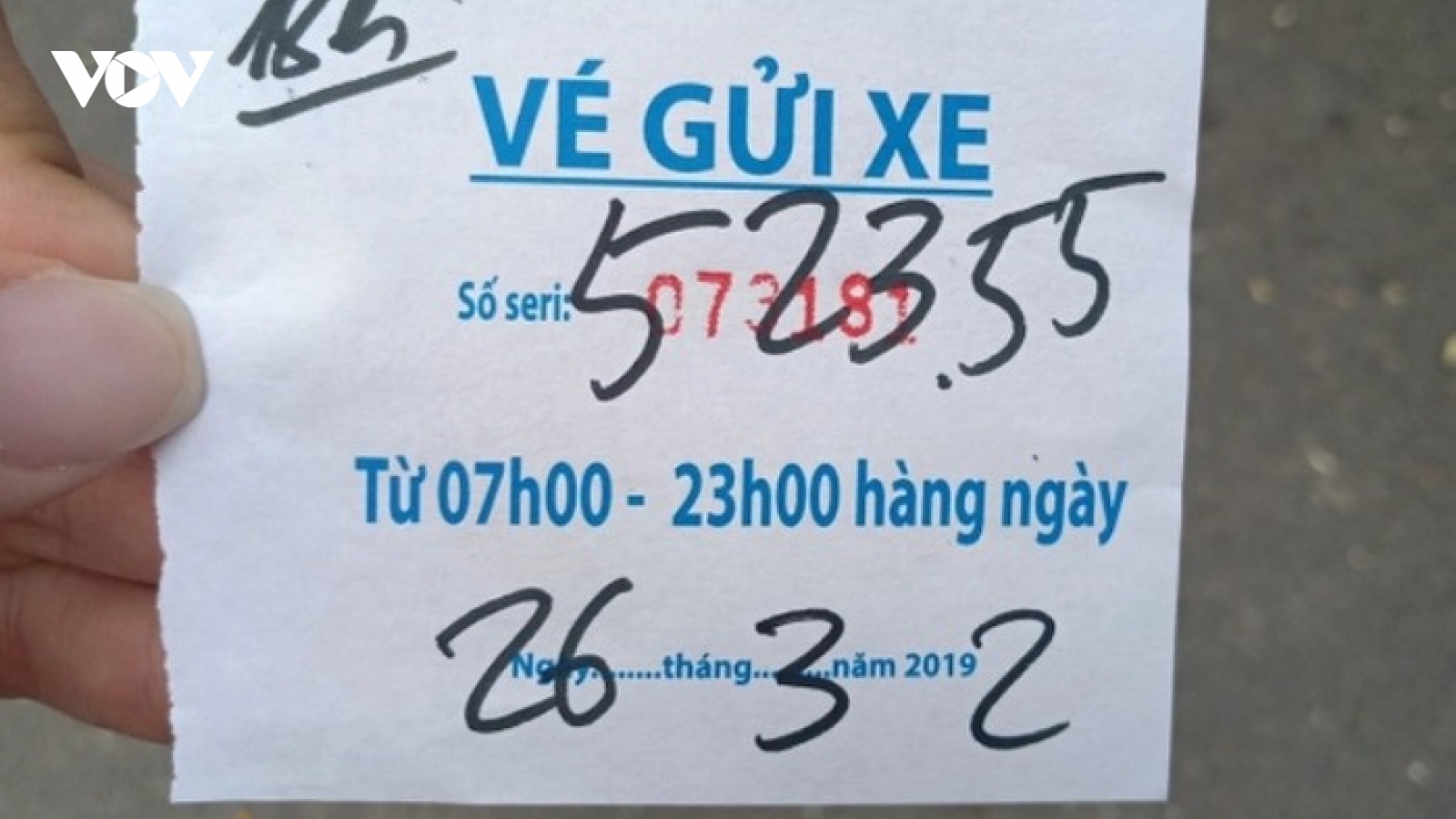 “Mập mờ” từ những chiếc vé trông giữ xe theo giờ