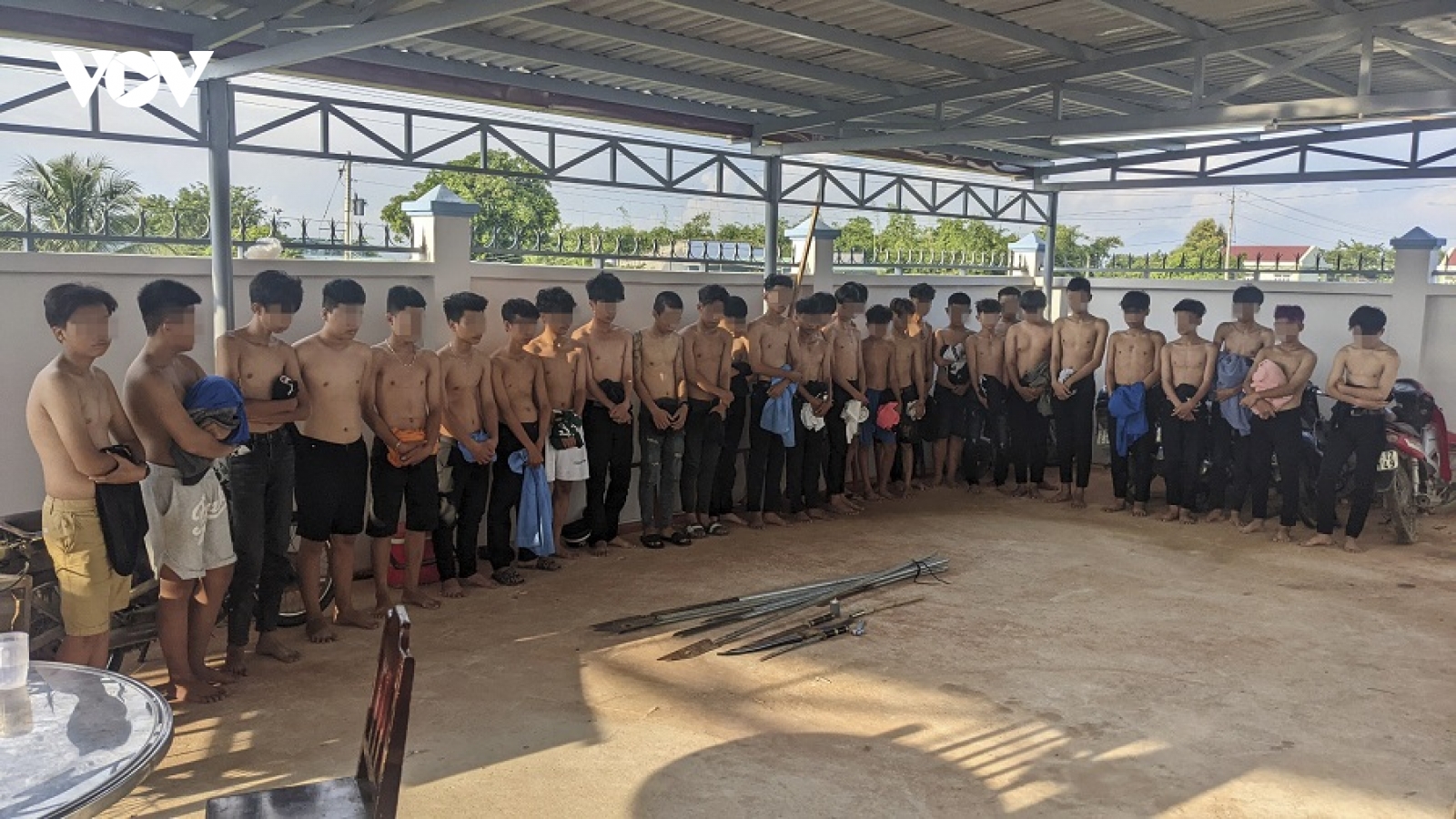 Vây bắt hơn 30 người mang hung khí hẹn nhau hỗn chiến