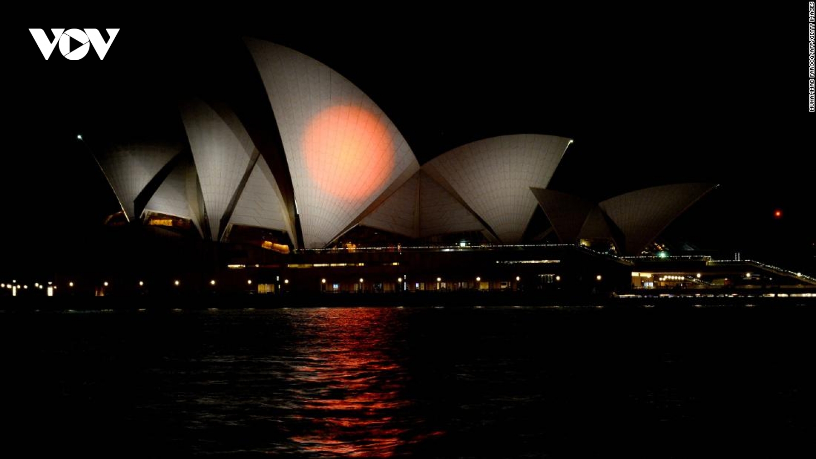 Nhà hát Opera Sydney thắp đèn tưởng niệm cố thủ tướng Abe Shinzo