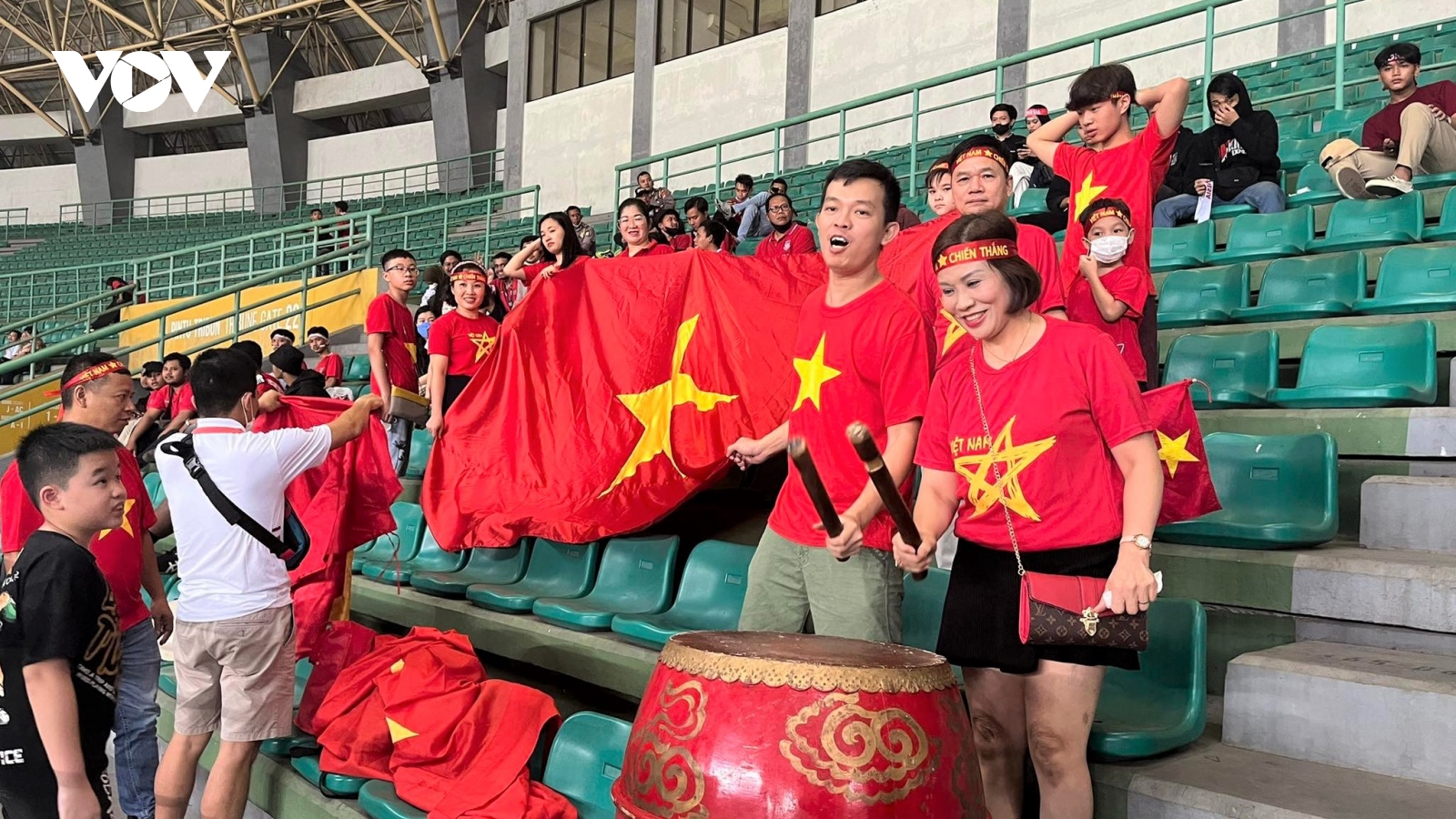 Trân quý tình cảm của người Việt xứ vạn đảo tiếp lửa cho U19 Việt Nam