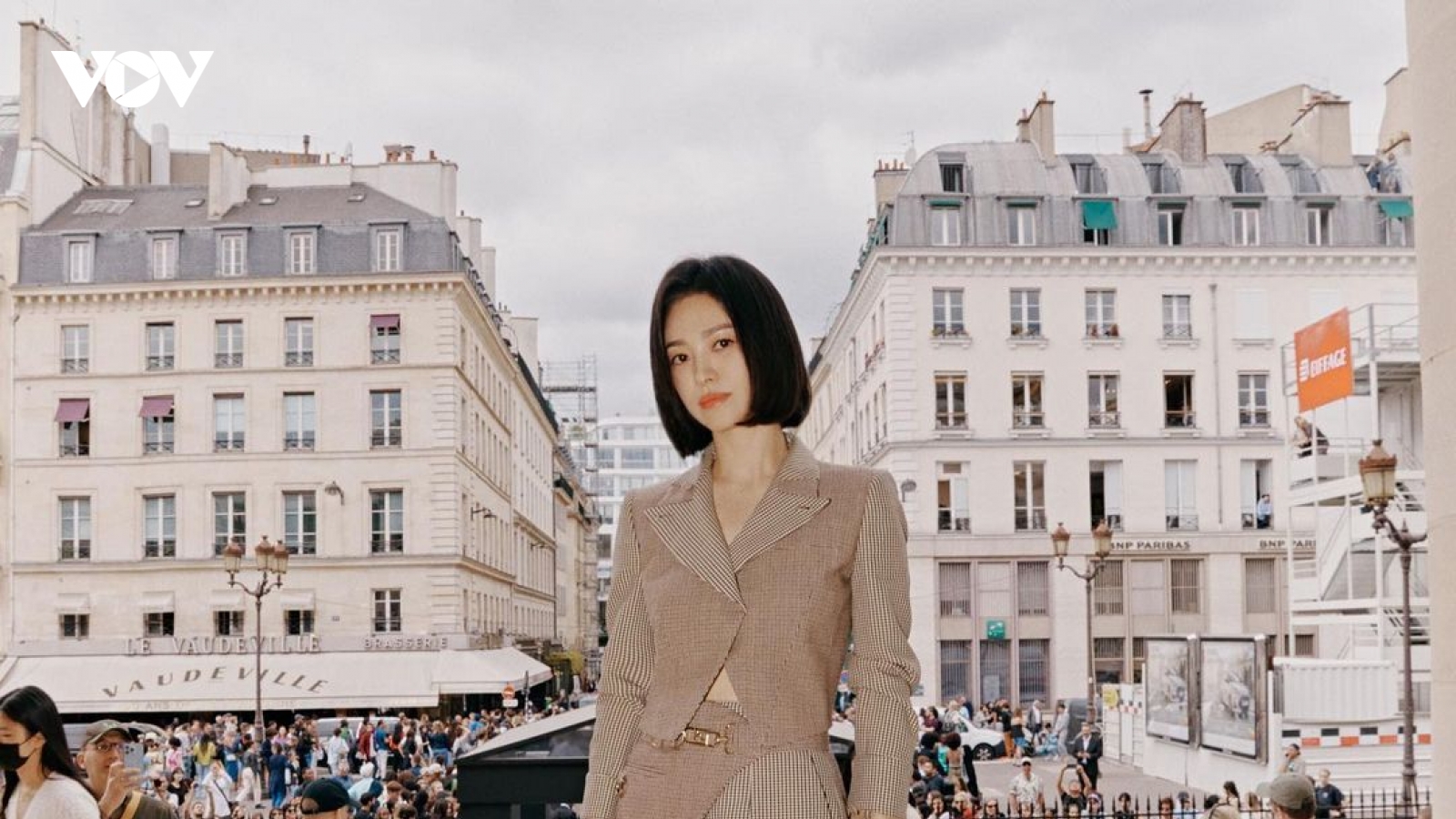 Song Hye Kyo trẻ trung khoe sắc tại sự kiện thời trang của Fendi