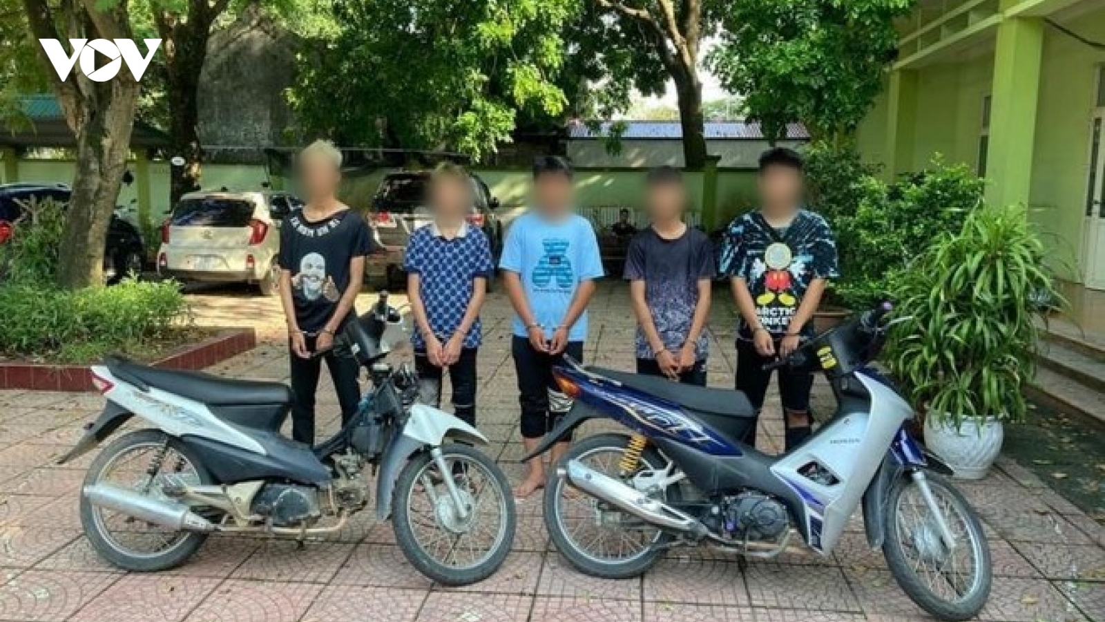 Tạm giữ nhóm thiếu niên kề dao vào cổ người đi đường để cướp tài sản