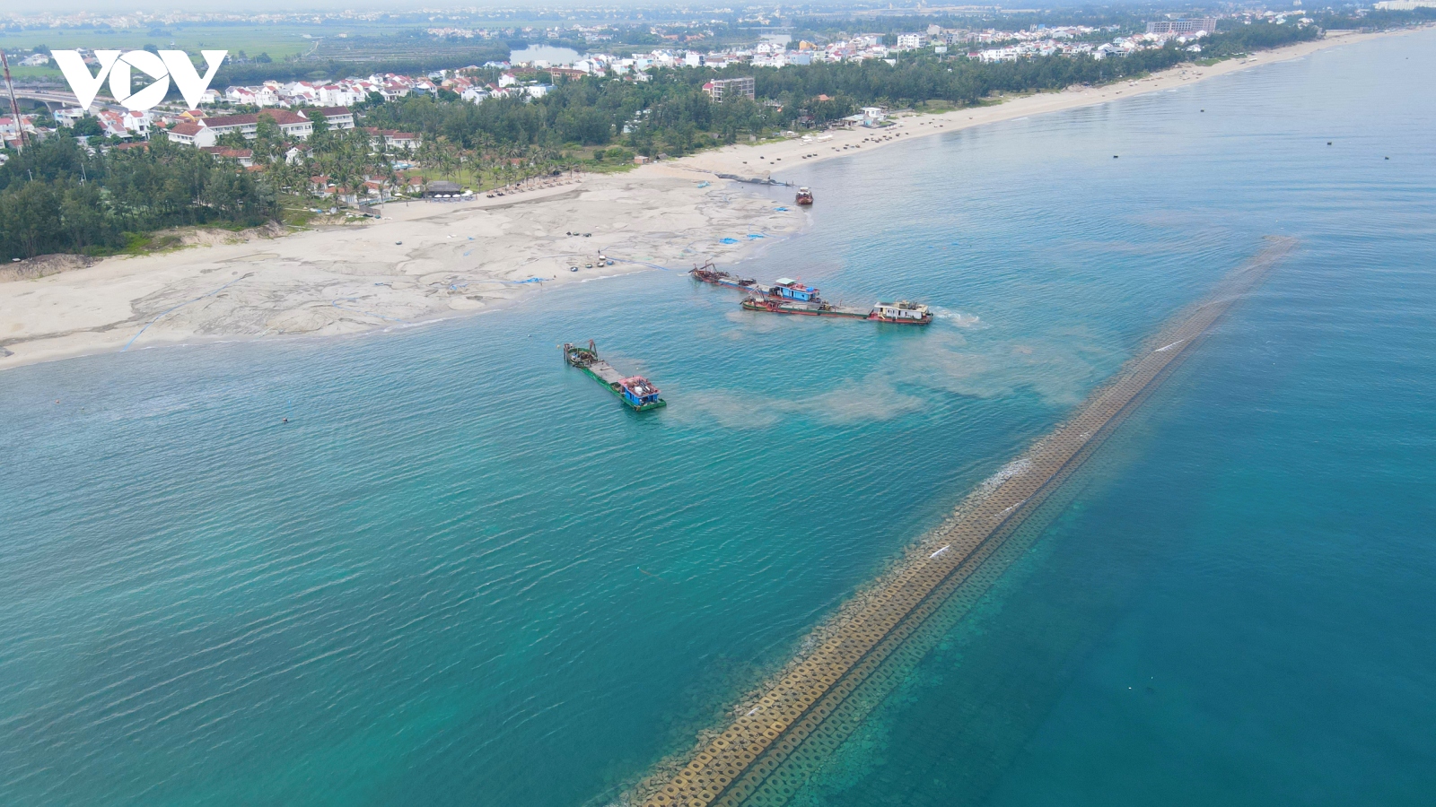 Người dân hồ hởi khi cát đã trở về, du khách quay lại biển Cửa Đại