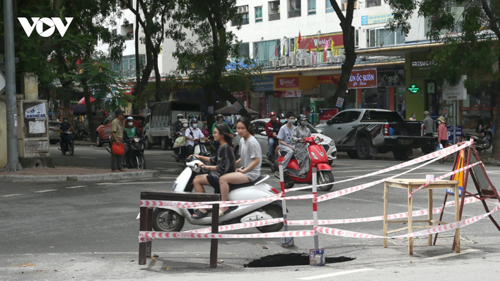 Hà Nội: Xuất hiện 'hố tử thần' trên đường Nguyễn Hữu Thọ