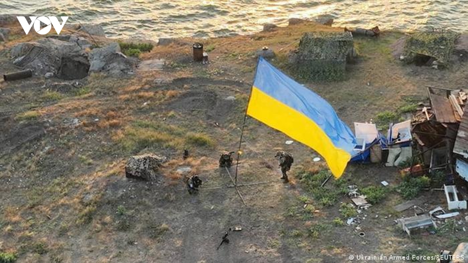 Ukraine cắm cờ trên Đảo Rắn