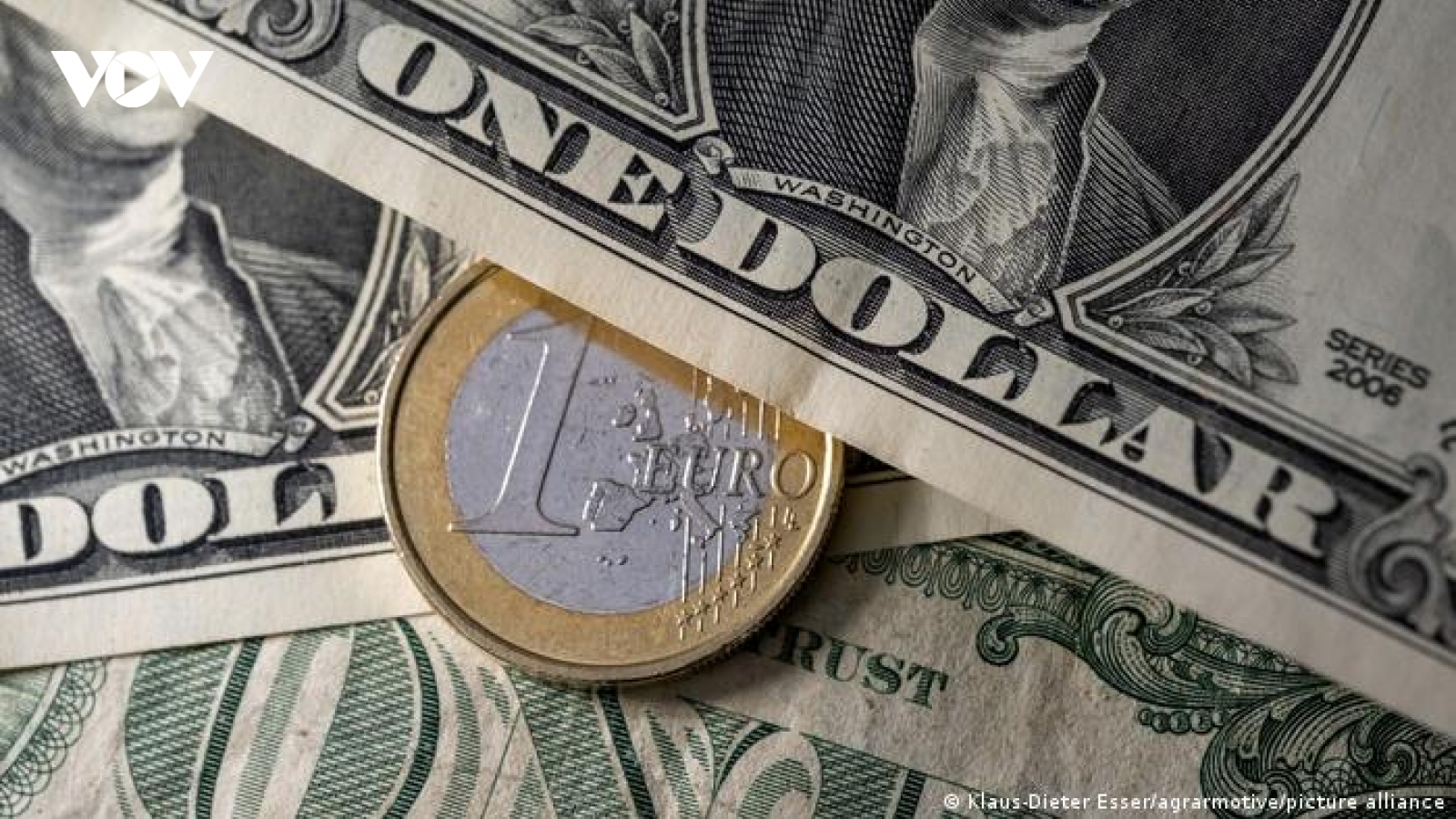 Đồng euro ngang giá đồng USD tác động ra sao tới Mỹ và châu Âu?