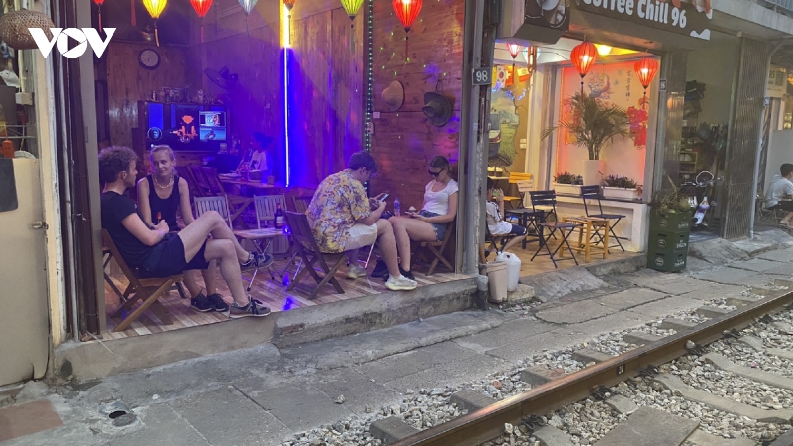 Tái diễn cà phê đường tàu, bất chấp nguy hiểm du khách vô tư check-in