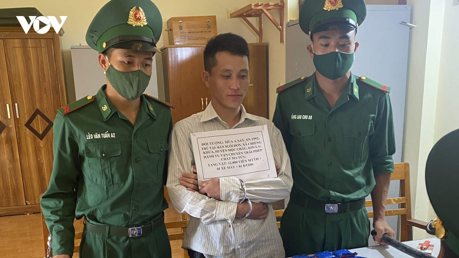 Bắt đối tượng vận chuyển trái phép 12.000 viên ma tuý tổng hợp