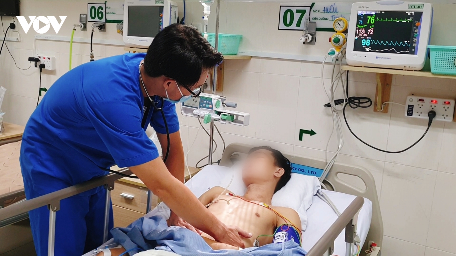 Cứu sống diễn viên xiếc nguy kịch sau màn biểu diễn nuốt mảnh vỡ thủy tinh