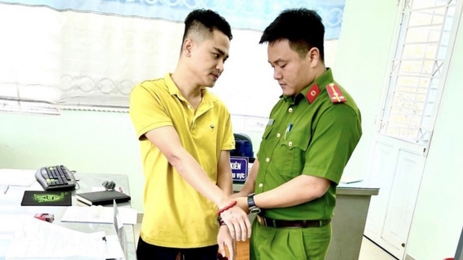 Bắt cựu cán bộ trại giam lừa đảo lấy tiền của chiến sĩ nghĩa vụ 950 triệu đồng