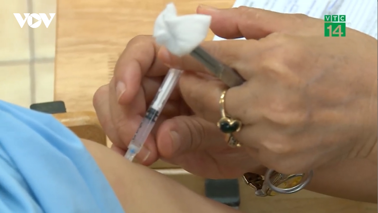 Sợ biến chủng mới, người dân xếp hàng tiêm vaccine mũi nhắc lại