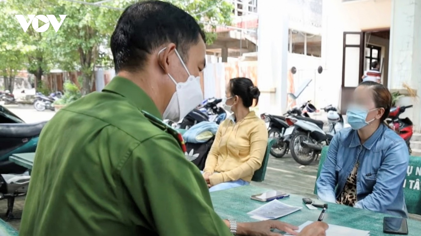 Những chiếc bẫy “đổi đời” ở bên kia biên giới