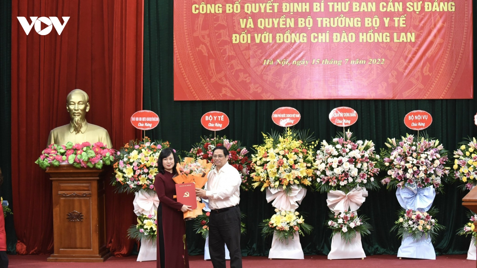 Thủ tướng trao quyết định giao Quyền Bộ trưởng Bộ Y tế cho bà Đào Hồng Lan