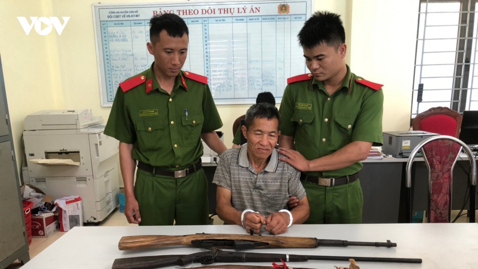 Bắt đối tượng tàng trữ trái phép chất ma tuý, thu 3 khẩu súng đạn đã lên nòng