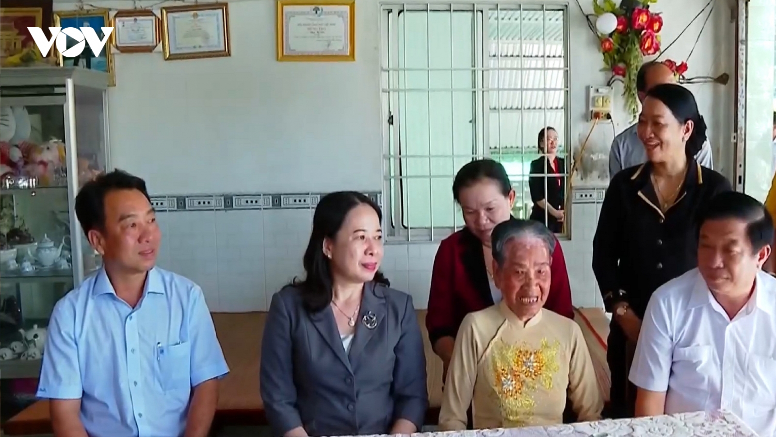 Phó Chủ tịch nước Võ Thị Ánh Xuân thăm mẹ Việt Nam anh hùng ở tỉnh Vĩnh Long