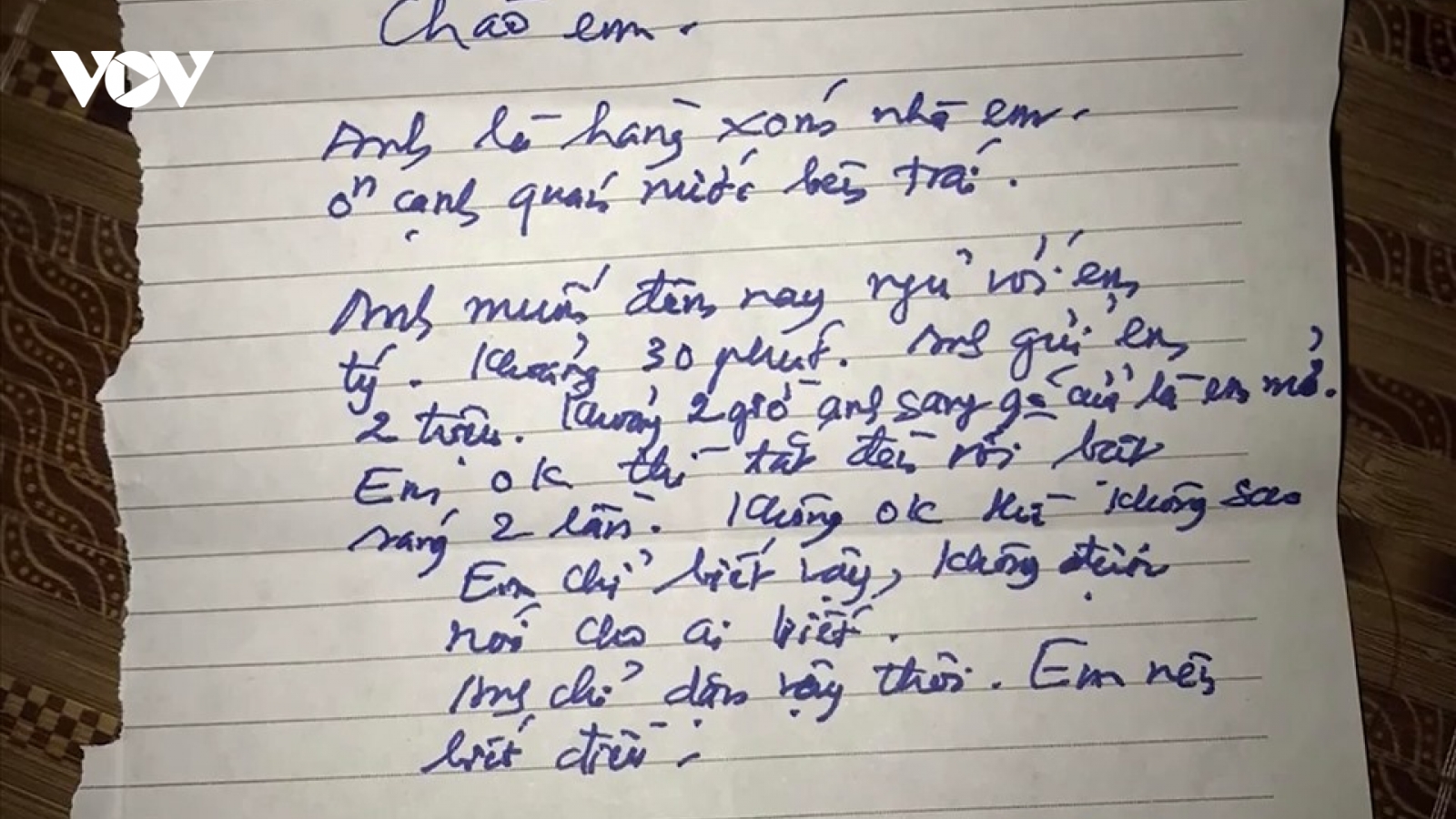 Cô gái bị gã hàng xóm viết thư xin "ngủ cùng"