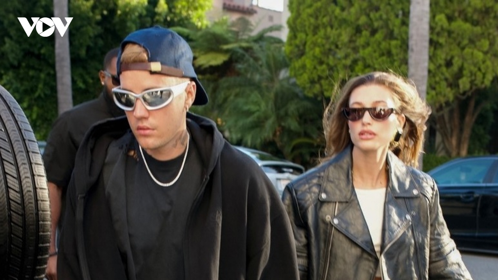 Justin Bieber cắt tóc điển trai, tình cảm nắm tay vợ đến Nhà thờ
