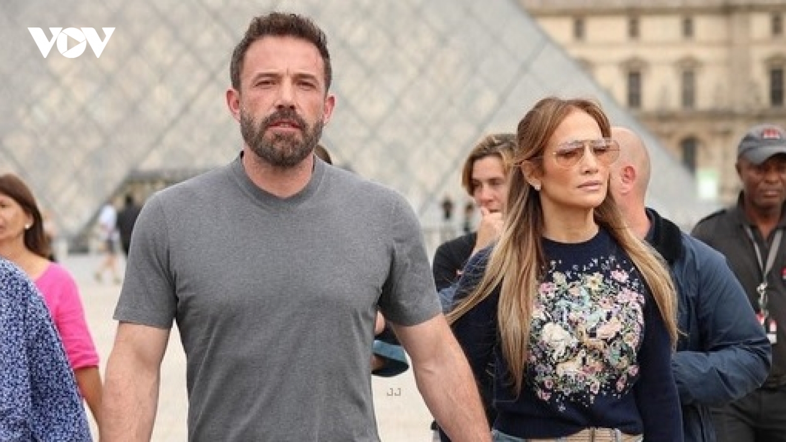 Jennifer Lopez và chồng trẻ nắm tay tình cảm đi thăm bảo tàng Louvre ở Pháp