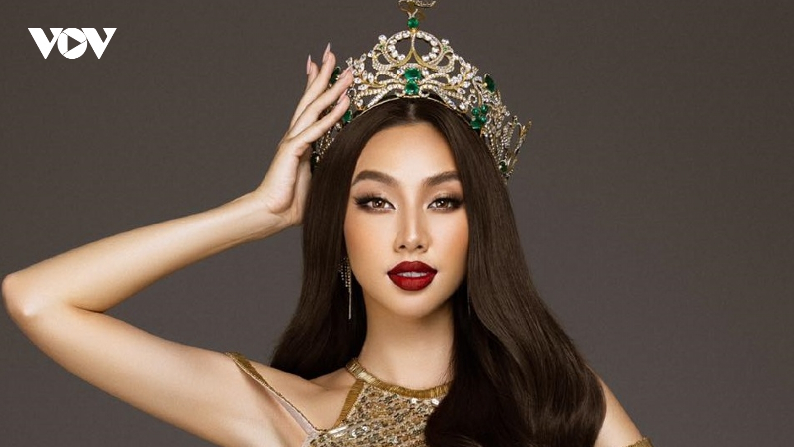 Thùy Tiên đội vương miện quyền lực trong bộ ảnh kỷ niệm 7 tháng đăng quang