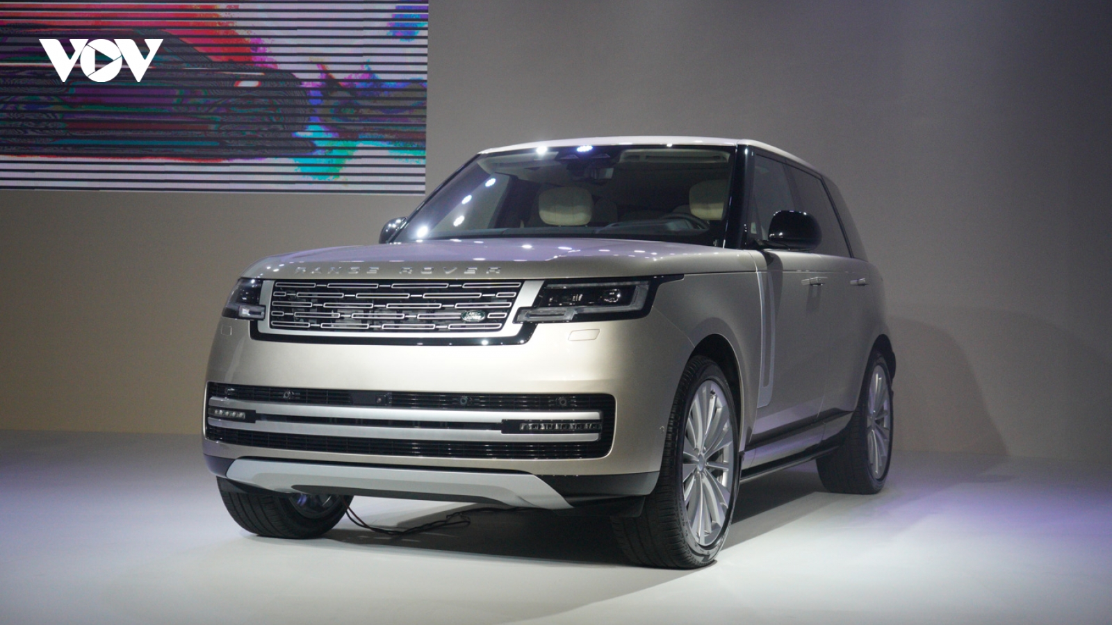 Land Rover ra mắt Range Rover thế hệ mới với giá từ 11,189 tỷ đồng