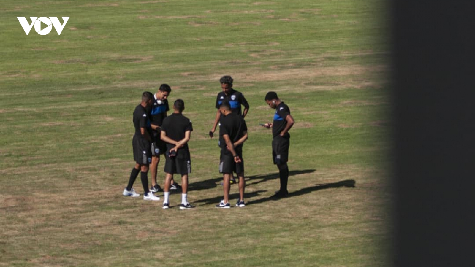 Quang Hải vào sân từ ghế dự bị, Pau FC thua Niort trên "sân ruộng"