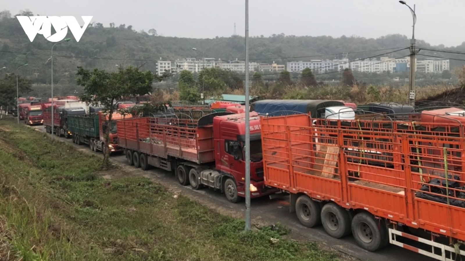 Trung Quốc thông báo tạm dừng xuất nhập khẩu qua Lào Cai