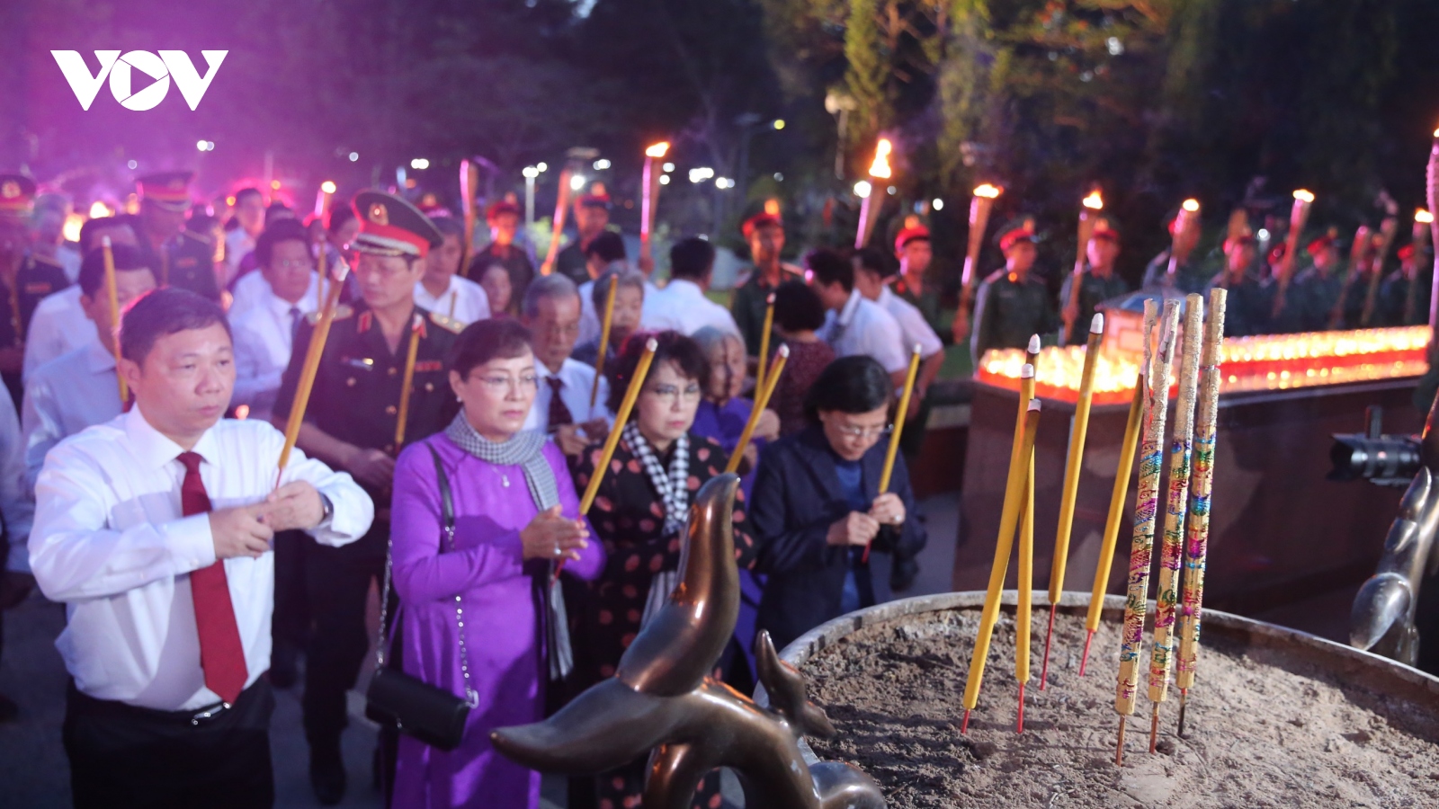 TP.HCM tưởng niệm các anh hùng liệt sĩ tại Nghĩa trang Hàng Dương - Côn Đảo